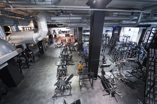 Gym &amp; Fitness Luleå ABGYMMET KIRUNAFredrik Gunnelbrand och Anna Stålnacke kommer från Kiruna och det var där det första gymmet slog upp dörrarna 2002.Gymmet Kiruna har sedan dess bytt lokal två gånger och är idag nästan 6 gånger dess ursprungliga storlek.GYMMET GÄLLIVAREGymmet Gällivare är ett stort gym med en yta på 1 800 kvm.Vi har öppet alla dagar, dygnet runt, vilket gör det lätt för dig att hitta tid för träning oavsett hur din dag ser ut.Anläggningen har också gratis parkering och erbjuder duschar, bastu och omklädningsrum för bekvämlighet.Dessutom erbjuder gymmet padel som du enkelt bokar via Matchi.Gymmet har en imponerande gym-yta med ett brett utbud av styrketräningsmaskiner från världsledande märken.Maskinparken är handplockad från olika märken för att erbjuda så många alternativ som möjligt.Det finns också en utfallsgång, tre olika kabelstationer med tillhörande kyrssdrag och varierat utbud på draghantag, samt hantlar upp till 60 kg.Dessutom finns det Smithmaskiner och kettlebells.GYMMET BODENGymmet Boden är ett estetiskt tilltalande gym som sträcker sig över en yta på 1 200 kvm.Dessutom erbjuder vi under sommartider ett utegym på cirka 500 kvm.Vi har öppet alla dagar, dygnet runt, vilket gör det lätt för dig att hitta tid för träning oavsett hur din dag ser ut.Anläggningen har gratis parkering och erbjuder duschar, bastu och omklädningsrum för bekvämlighet.I vår maskinpark hittar du ett brett utbud av styrketräningsmaskiner från världsledande märken.Maskinparken är noga utvald för att ge så stort utbud som möjligt.Det finns även två utfallsgångar, 3 olika kabelstationer med tillhörande kryssdrag och ett varierat utbud av draghantag samt en hantelyta upp till 60kg.Vidare finns det Smithmaskiner, kettlebells och olika typer av friviktsutrustning som möjliggör styrkelyft, tyngdlyftning, crossfit och strongman.GYMMET LULEÅGymmet i Luleå är en anläggning på 1 100 kvm som är öppen dygnet runt alla dagar i veckan.Besökare kan dra nytta av gratis parkering och njuta av omklädningsrum med dusch och bastu för både dam och herr.Det finns också ett solarium tillgängligt för de som vill ha lite extra sol.Gymmet har en imponerande maskinpark med styrketräningsmaskiner från världsledande märken.För att möjliggöra ett brett utbud av träningsalternativ, har gymmet en utfallsgång och tre olika kabelstationer med tillhörande kyrssdrag och varierat utbud på draghantag.Dessutom finns det en smithmaskin och kettlebells.GYMMET STOCKHOLMGymmet Stockholm är en rymlig träningsanläggning på 1 300 kvm som erbjuder en mängd olika träningsalternativ för alla nivåer. Vi har öppet 04-24 alla dagar, året runt!Omklädningsrummen är utrustade med dusch och låsbara skåp för att förvara dina tillhörigheter under träningen.Herrarnas omklädningsrum har en bastu.På gym-ytan finner man ett brett utbud av styrketräningsmaskiner från välrenommerade märken.För att ge maximal variation har maskinparken handplockats från olika tillverkare.Här finns även utfallsgång, tre kabelstationer med tillhörande kyrssdrag och draghantag, samt en hantelyta som sträcker sig upp till 70 kg.Vidare finns Smithmaskiner och kettlebells att tillgå.GYMMET SUNDBYBERGGymmet Sundbyberg är en anläggning med en yta på 850 kvm. Gymmet är öppet 04-24, alla dagar året runt!.Här finns omklädningsrum med dusch och låsbara skåp samt bastu för både damer och herrar.Dessutom finns det en shop där medlemmarna kan köpa kläder och kosttillskott.En trevlig lounge-yta med mikrovågsugn och kylskåp erbjuder också möjligheten att köpa drycker och bars.Gym-ytan är utrustad med styrketräningsmaskiner från världsledande märken.Maskinparken är noggrant utvald från olika tillverkare för att erbjuda medlemmarna ett så brett utbud som möjligt.Här finns bland annat en utfallsgång, en däckvält och tre olika kabelstationer med tillhörande kryssdrag och ett varierat utbud av draghandtag.Du kan också använda smithmaskiner och kettlebells för att variera din träning.VÄSTERÅSGymmet Västerås är stort och rymligt, med en yta på hela 1 650 kvadratmeter.När det gäller träning, finns det en gym-yta med styrketräningsmaskiner från välkända märken som Hammer Strenght, Life Fitness, Arsenal Strenght, Atlantis, Hoist, Nautilus och Gymleco.Våra maskiner är handplockade från olika märken för att ge dig så många valmöjligheter som möjligt.&nbsp;Vi har även friviktsytor för den som vill utöva styrkelyft, tyngdlyftning och funktionell träning.För den som vill testa på strongman-träning har vi utrustning såsom logpress, farmers walk, släggor, lyftok och atlas-bollar.Vi har även en boxnings-sektion med vanliga långa säckar, runda säckar och päronboll.GYMMET UPPSALAGymmet Uppsala är en imponerande anläggning som sträcker sig över 1 500 kvm, som på somrarna erbjuder ett utegym på cirka 500 kvm.Gymmet är öppet 04-24, alla dagar året om!&nbsp;För att skapa en bekväm och komplett upplevelse har gymmet gratis parkering och omklädningsrum med dusch och låsbara skåp.Det finns också separata bastur för både damer och herrar.Gym-ytan rymmer ett brett utbud av träningsmöjligheter.Styrketräningsmaskinerna kommer från världsledande märken och är noggrant utvalda från olika tillverkare för att erbjuda ett mångsidigt utbud.Det finns också en frivikts-yta där medlemmarna kan utöva styrkelyft, tyngdlyftning, crossfit, strongman och mycket mer.Här finner man friviktsutrustning från världsledande Eleiko.Det inkluderar tävlingsgodkända lyftarställningar, power racks, tävlingsgodkända stänger för både styrkelyft och tyngdlyftning, teknikstänger och vikter.Dessutom finns det olika specialstänger som Hex bar och Safety squat bar.&nbsp;GYMMET ÖREBROVälkommen till Gymmet Örebro - en träningsanläggning som sträcker sig över hela 2 100 kvm och erbjuder en mängd olika träningsmöjligheter.Oavsett vad dina träningsmål är, så kan du hitta allt du behöver här.Vi erbjuder generösa öppettider - kl. 04-24, alla dagar året om!Omklädningsrummen är utrustade med dusch och låsbara skåp, och bastu finns tillgänglig för både damer och herrar.&nbsp;Du kan koppla av och ladda upp på lounge-området, där det finns en kyl och mikrovågsugn, samt möjlighet att köpa drycker och bars.Gratis parkering finns också precis utanför.Dessutom finns en padelbana tillgänglig som du kan boka via Matchi.Fram till september kan du som medlem boka gratis drop-in tider, en timme innan starttid!För att få tillgång till bokningen, registrera dig här!Här är de 15st mest sökta gymmen på GymKarta i Juli 2023Nordic Wellness Lindholmen på Lindholmsallén 20 i GöteborgSATS Gamlestaden på Gamlestadstorget 7 i GöteborgSTC Sävedalen - Göteborgsvägen 104 - GymKarta.seSTC munkebäck på Munkebäcks Allé 26 i GöteborgNordic Wellness Göteborg Kviberg Arena - GymKarta.seNordic Wellness Kungälv Kongahälla - GymKarta.seActic Lerum - Vattenpalatset på Häradsvägen 3 i Lerum&nbsp;Maximus Gym Brunnsbo på Folkvisegatan 15 i GöteborgSATS Hovås på Björklundabacken 2 i Hovås - GymKarta.seNordic Wellness Backaplan på Gustaf Dalénsgatan 13Fitness24Seven på Lergöksgatan 6 i Västra FrölundaSATS Askim (Sisjön stora) på Ekonomivägen 6 i AskimSTC på Ekenleden 10 i Kållered - GymKarta.seNordic Wellness Marklandsgatan - GymKarta.seNordic Wellness på Vasagatan 7 i Göteborg